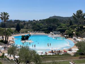 Bazén v ubytovaní Appartement Cap Esterel 4/5 personnes alebo v jeho blízkosti