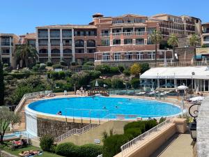 Bazén v ubytovaní Appartement Cap Esterel 4/5 personnes alebo v jeho blízkosti