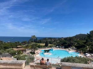 Bazén v ubytovaní Appartement Cap Esterel 4/5 personnes alebo v jeho blízkosti