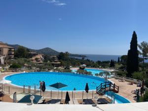 Bazén v ubytovaní Appartement Cap Esterel 4/5 personnes alebo v jeho blízkosti