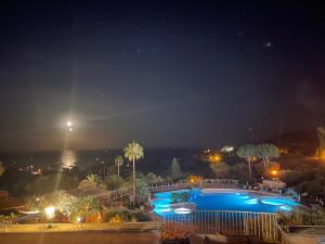 Bazén v ubytovaní Appartement Cap Esterel 4/5 personnes alebo v jeho blízkosti