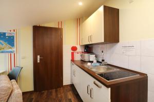 Una pequeña cocina con fregadero y encimera. en Ferienhaus Quartier18 strandnah S2, en Ostseebad Karlshagen