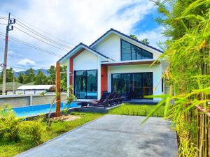 a house with a swimming pool at Sunny Petite Villa Close to Beach in Koh Samui