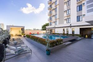 Bazén v ubytování Studio Unit at The Median, Near IT Park with Pool and Fast Wifi nebo v jeho okolí