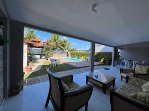 ein Wohnzimmer mit Poolblick in der Unterkunft Casa Itamaracá in Itamaracá