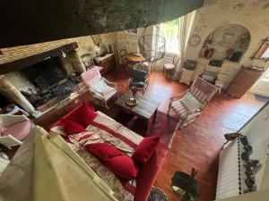 an overhead view of a living room with red pillows at Charmante maison avec piscine en pleine campagne in Bajamont