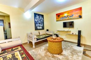 TV a/nebo společenská místnost v ubytování Diani Beach Gold Apartments