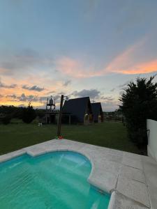 ポトレロ・デ・ガライにあるCabañas Sueño Doradoの納屋付きの庭のスイミングプール +11枚の写真