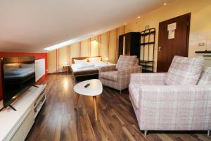 オストゼーバート・カールスハーゲンにあるFerienhaus Quartier18 strandnah S1のリビングルーム(ソファ、ベッド、テレビ付)