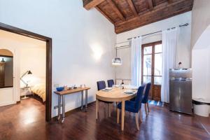 フィレンツェにあるTornabuoni Apartmentのダイニングルーム(テーブル、青い椅子付)
