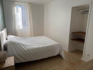 Postel nebo postele na pokoji v ubytování Au cœur de Neuville Appartement 4 pers RDC