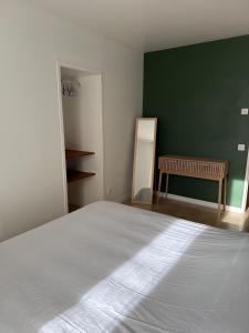 Postel nebo postele na pokoji v ubytování Au cœur de Neuville Appartement 4 pers RDC
