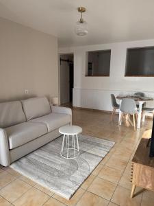 Posezení v ubytování Au cœur de Neuville Appartement 4 pers RDC