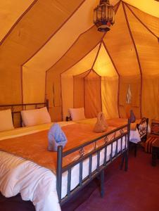 Postel nebo postele na pokoji v ubytování Desert Romantic Camp