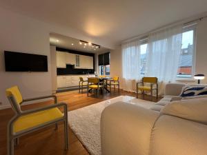 滑铁卢Plein centre de Waterloo! 1的客厅里有一张沙发、一张桌子和几把椅子。