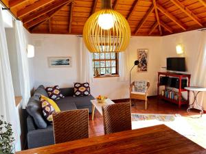 un salon avec un canapé et une table dans l'établissement Casa Barbara, à Puntagorda