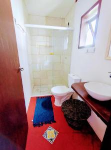 een badkamer met toilet en wastafel bij Casa 3 quartos próximo à praia in Florianópolis