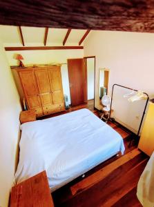 een slaapkamer met een groot bed in een kamer bij Casa 3 quartos próximo à praia in Florianópolis