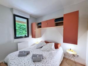 una camera da letto con un letto grande e una finestra di L'Instant WOW! a Cahors