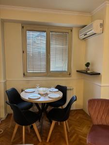 Posezení v ubytování Lovely square apartment Purple Velvet 43 Macedonia Stree + 13 fotografií