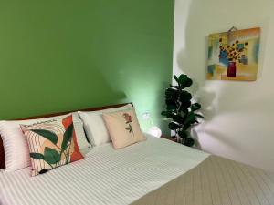 Postel nebo postele na pokoji v ubytování Sea Fun Homestay