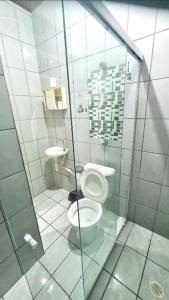 a bathroom with a toilet and a sink at Posada Verde Balneario Caragua in Caraguatatuba