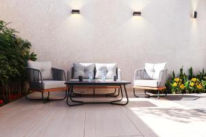 - une terrasse avec 2 chaises et une table basse dans l'établissement Hafawah Resort, à Médine