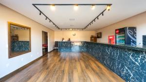 a bar with a marble counter top in a room at Pousada Casa Flor-Aurora -TO in Manhã