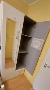 Fotografie z fotogalerie ubytování 7 min to citycenter subway U3 100m, southside singleroom own shower wc, TV, dishes fridge, oven, waterheater, coffeemashine- free C ,bike for free , next to river and park, many restaurants and supermarkets around 200m, nonsmoker ! v Mnichově