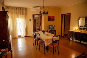 a dining room with a table and chairs at La perla sul Tirreno in Briatico