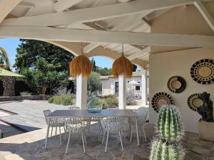 Κήπος έξω από το La Villa Dali