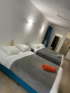 two beds in a small room with two beds sidx sidx sidx at CONDO Marena 2 in Playa del Carmen +11 photos