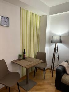 Posezení v ubytování Lovely square apartment Purple Velvet 43 Macedonia Stree + 3 fotografie