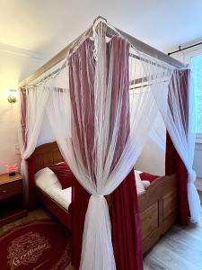 a bedroom with a canopy bed with curtains at Le Refuge mysterieux d'Harry proche Gare Toulouse in Toulouse