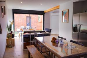 Η κουζίνα ή μικρή κουζίνα στο Gite de caractère à Beaupuy