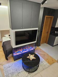 Μια τηλεόραση ή/και κέντρο ψυχαγωγίας στο Kristal Lux Violeta
