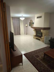 een woonkamer met televisie en open haard bij MAISON Aéroport CDG Parc des expos Villepinte Bourget Astérix in Goussainville