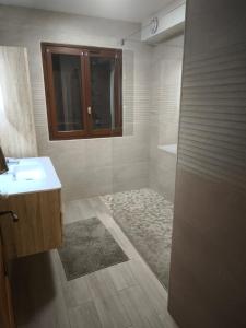 Een badkamer bij MAISON Aéroport CDG Parc des expos Villepinte Bourget Astérix