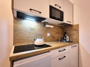 Kuchyň nebo kuchyňský kout v ubytování Sztorm Hel - mieszkanie blisko centrum