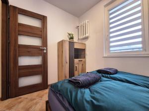 Postel nebo postele na pokoji v ubytování Sztorm Hel - mieszkanie blisko centrum