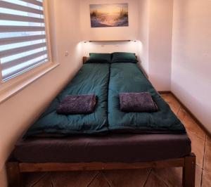 Postel nebo postele na pokoji v ubytování Sztorm Hel - mieszkanie blisko centrum