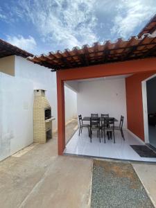 ein Esszimmer mit einem Tisch und Stühlen auf einer Terrasse in der Unterkunft Casa em Barreirinhas in Barreirinhas + 11 Fotos