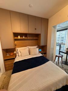 a bedroom with a large bed and a table at Melhor acomodação Brooklin in Sao Paulo