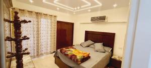 um quarto com uma cama em um quarto em ARENA apartment sea view hi Lox em Alexandria