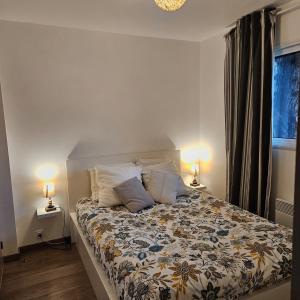 a bedroom with a bed with two lamps on it at Baie du Mont-Saint-Michel et Côte Normande - Les Secrets du Rivage in Saint-Pair-sur-Mer