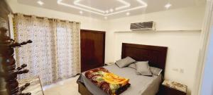 um quarto com uma cama em um quarto com ahaarhaar em ARENA apartment sea view hi Lox em Alexandria mais 8 fotografias
