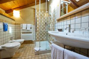Koupelna v ubytování La Maison Des Vignerons Chambres D'Hotes B&B + 37 fotografií