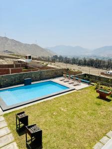 Bazén v ubytování Casa campo Mauri Capacidad 23 personas A 12 minutos del Óvalo de Cieneguilla nebo v jeho okolí
