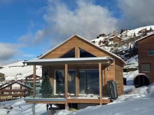 Vista generica sulle montagne o vista sulle montagne dall'interno della casa vacanze