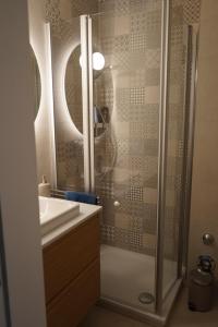 a bathroom with a shower and a sink at Fewo Chill und Meer in Horumersiel